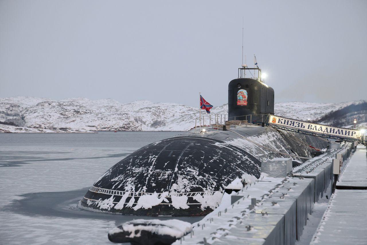 Склонившись над картой